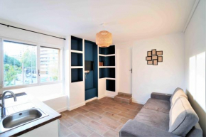 Bright 17m ideal for couple in Marseille!